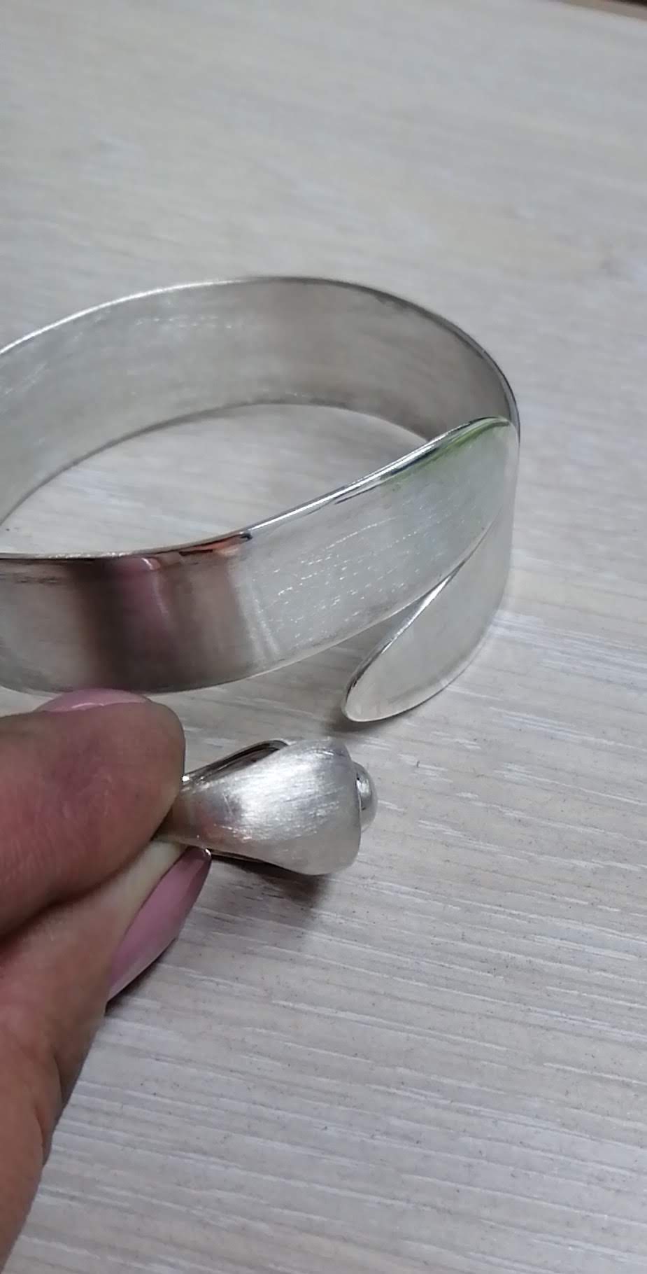 Жёсткий серебряный браслет