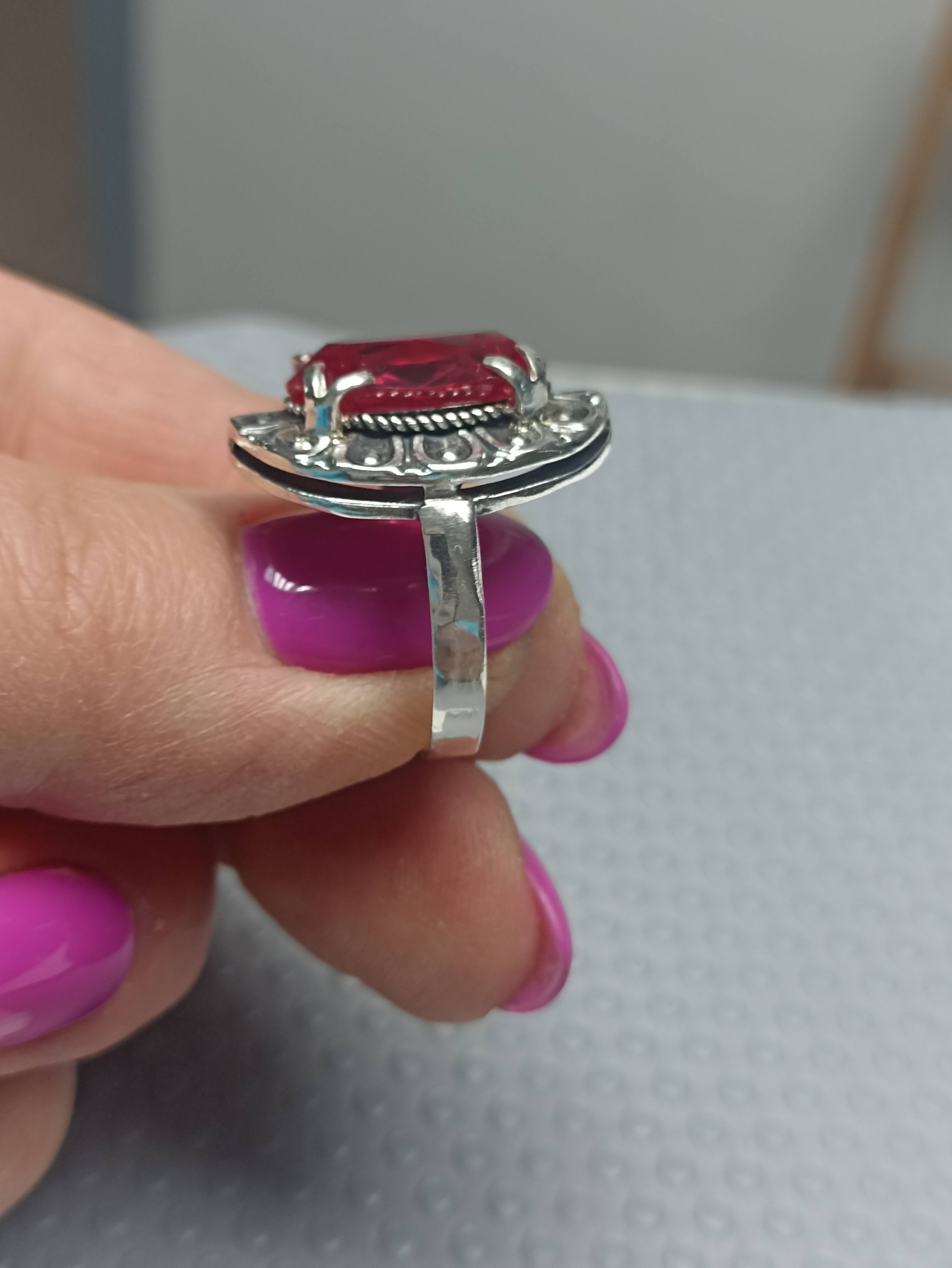 Серебрянное кольцо с корундом цвета рубин